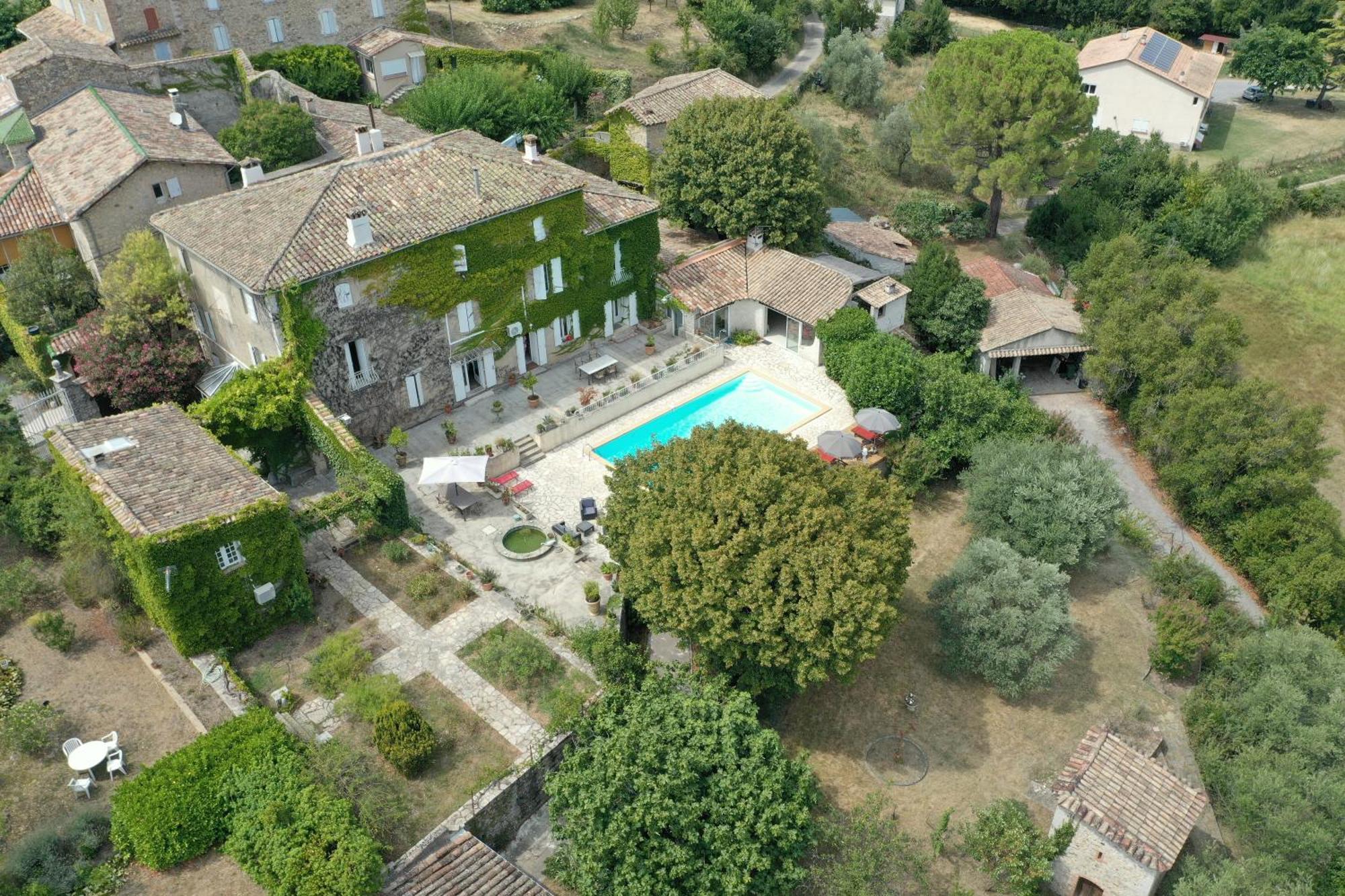 Le Domaine Du Soulier -Gite Et Chambres D'Hotes - La Maison Du Gardien Tornac Exteriör bild