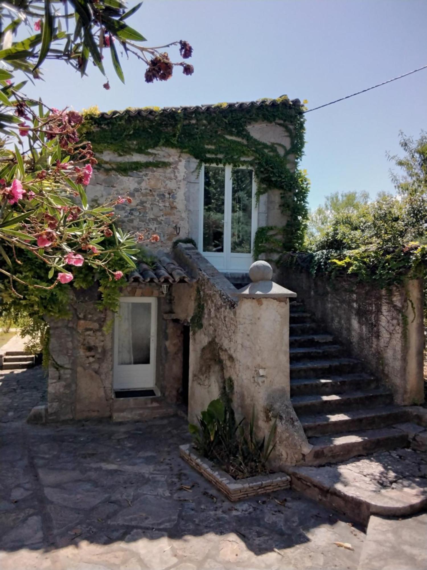 Le Domaine Du Soulier -Gite Et Chambres D'Hotes - La Maison Du Gardien Tornac Exteriör bild